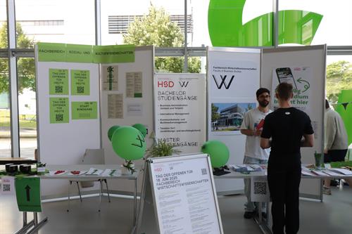 Gemeinsamer Infostand der Fachbereiche Wirtschaftswissenschaften und Sozial- und Kulturwissenschaften. 